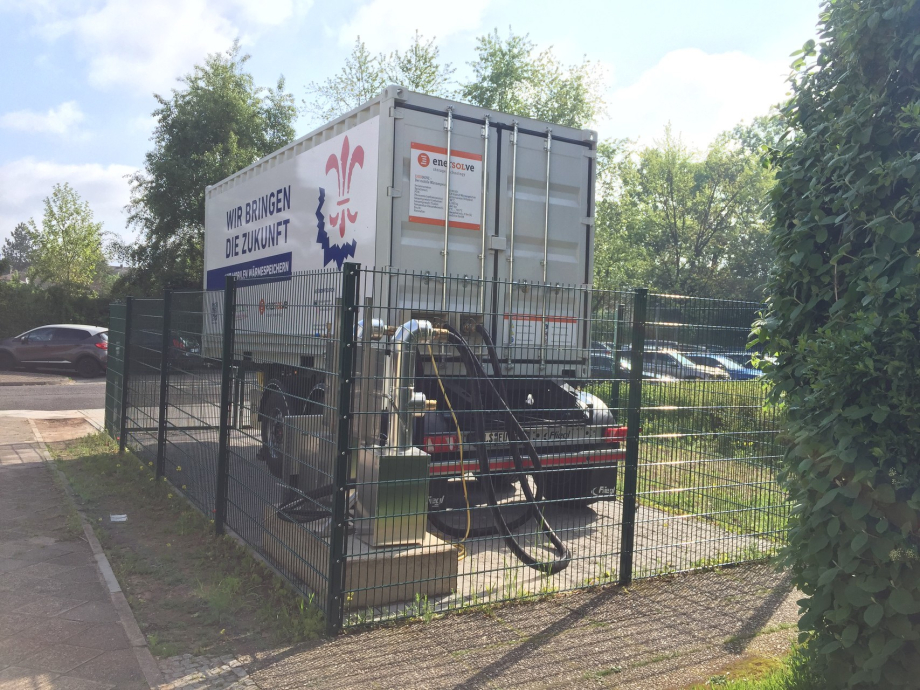 Ein LKW-Anhänger steht auf Asphalt, drumherum ein Zaun