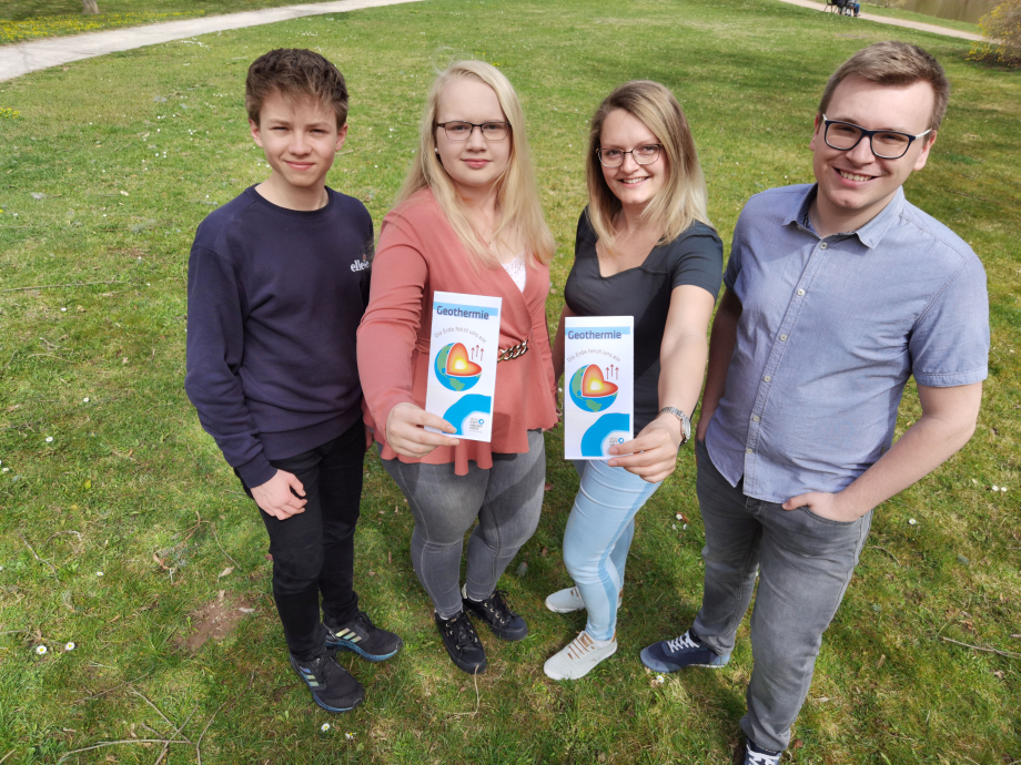 Drei Auszubildende aus dem Kyffhäuserkreis zeigen einen Flyer zum Thema Geothermie