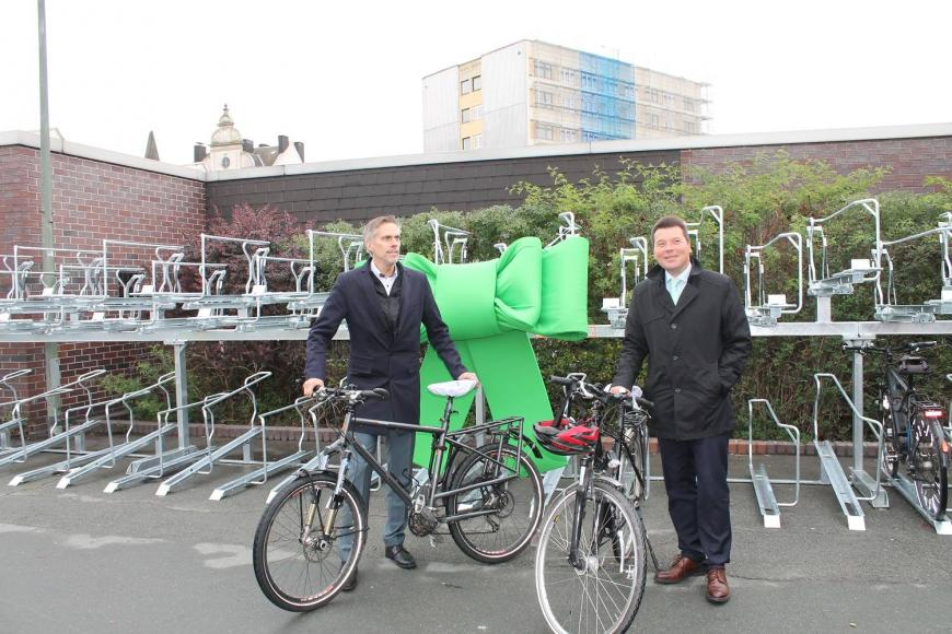 Dr. Harald Fichtner und Andreas Rudolf vor einer Fahrradabstellanlage.