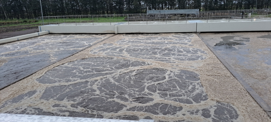 Biologiebecken in der Kläranlage Husum