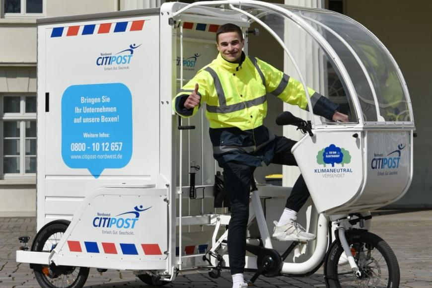 Kurierfahrer auf Lastenrad