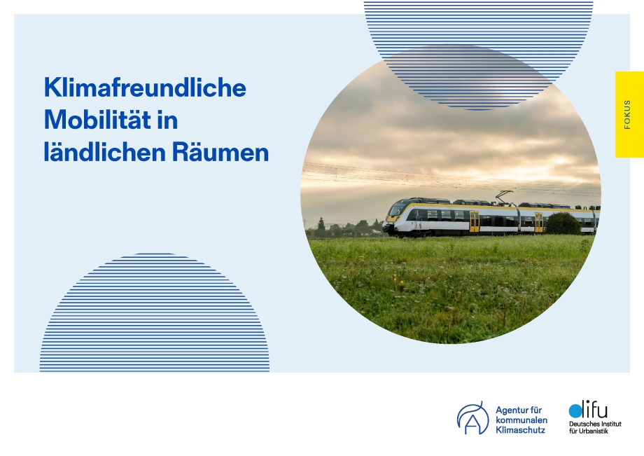 Das Bild zeigt das Cover der Publikation mit dem Titel "Klimafreundliche Mobilität in ländlichen Räumen". Es ist in hellem blau gestaltet und mit einer Regionalbahn bebildert.