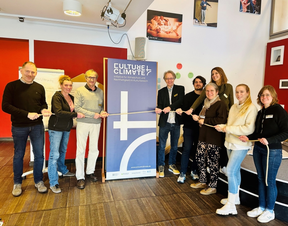 Gruppenfoto von Vertreterinnen und Vertretern von Kultur- und Wirtschaftsorganisationen bei einem Kick-Off-Workshop der Initiative Culture4Climate.