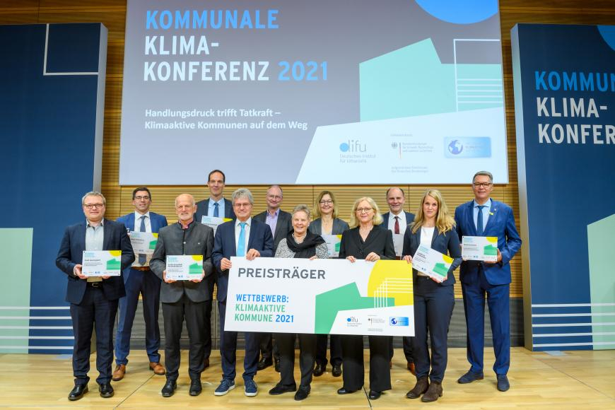 Gruppenfoto: Gewinner*innen im Wettbewerb Klimaaktive Kommune 2021 