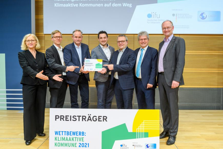 Preisträger*innen aus Stadt Henningsdorf auf dem Podium