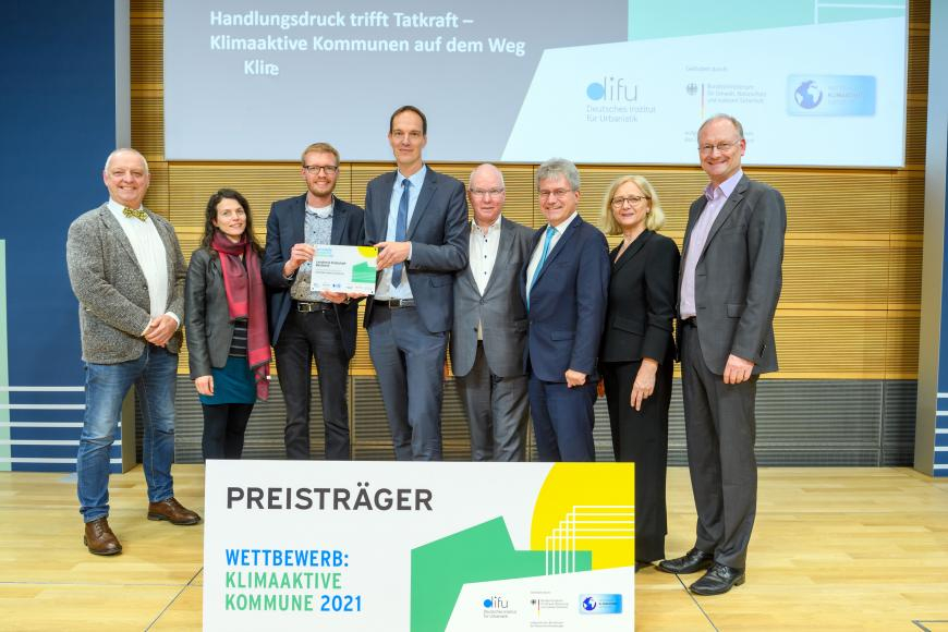 Preisträger*innen aus Landkreis Grafschaft Bentheim auf dem Podium