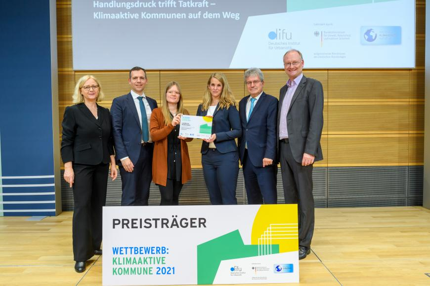 Preisträger*innen aus Landkreis Heidenheim auf dem Podium