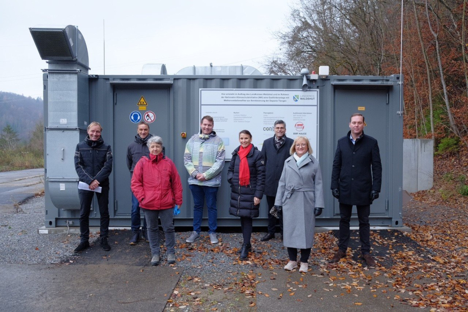 Das Bild zeigt die Parlamentarische Staatssekretärin Rita Schwarzelühr-Sutter, Waldshuts Landrat Dr. Martin Kistler und sechs weitere Personen beim Besuch der Entgasungsanlage. 