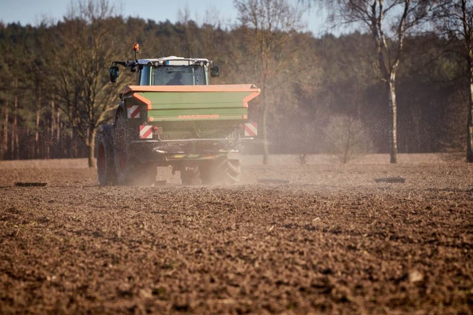 Foto von einem fahrenden Traktor auf einem Acker