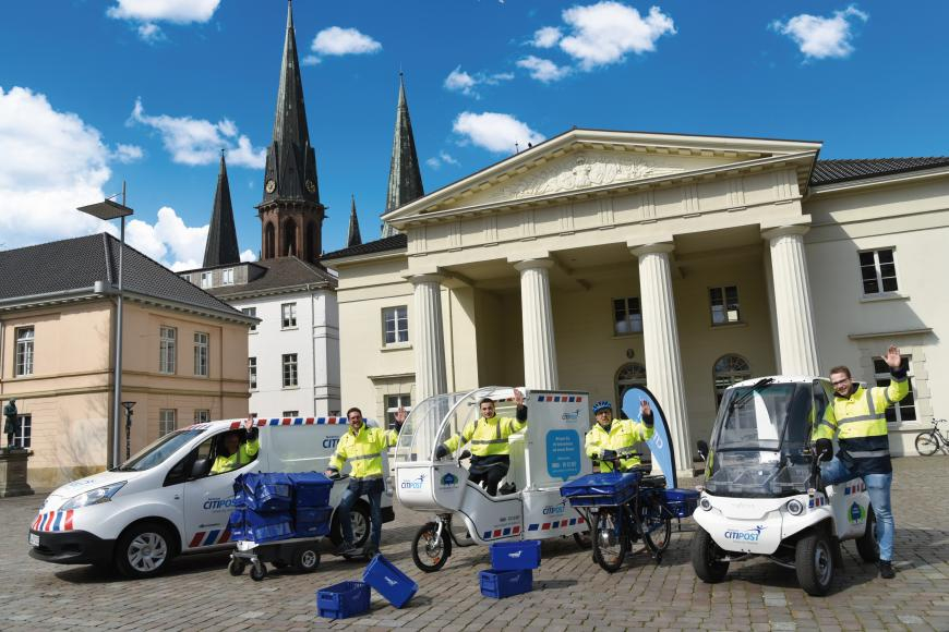 Kurierfahrer mit verschiedenen emissionsfreien Verkehrsmitteln.