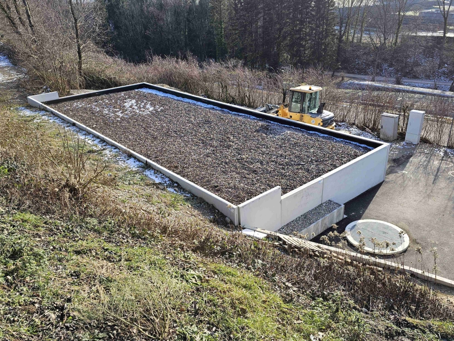 Blick von oben auf das Dach der Filteranlage