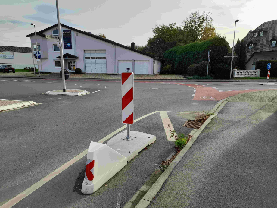 Eine Verkehrsinsel unterbricht den Verlauf des Radwegs