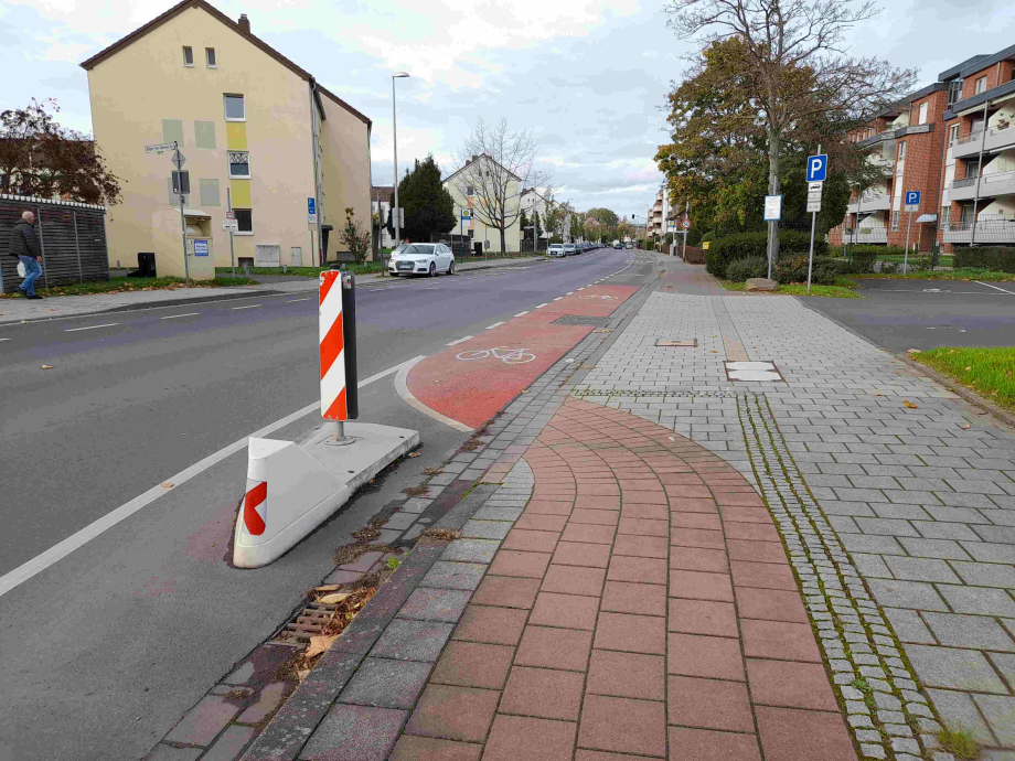 Der Radweg verläuft aufgrund der Verkehrsinsel weiter auf dem Gehweg