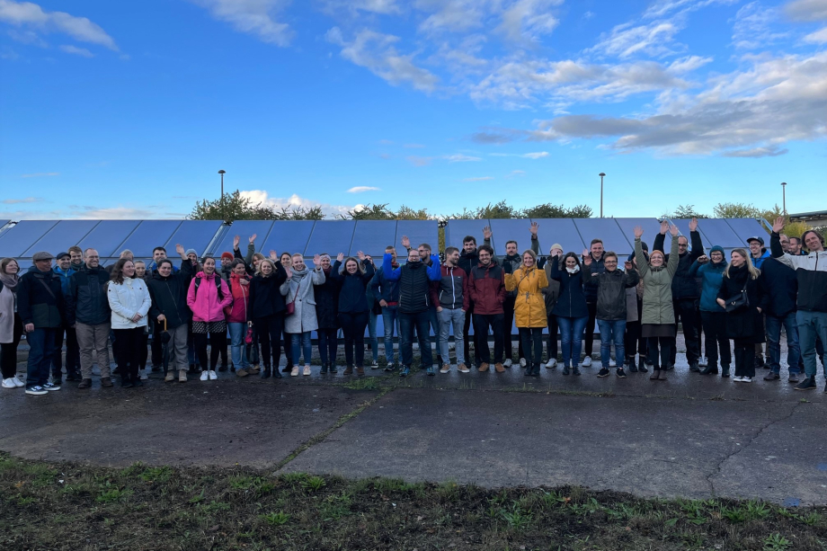 Die Klimaschutzmanager*innen vor der Solarthermieanlage Erfurt-Marbach