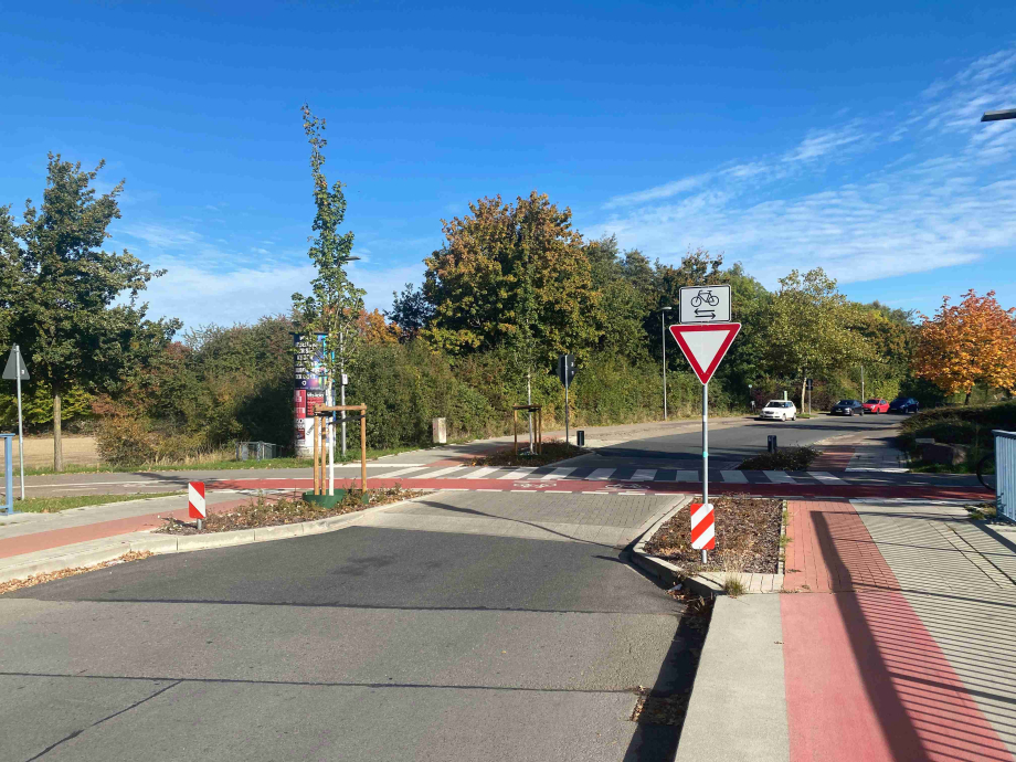 Eine Straßenkreuzung mit einer Verkehrsinsel