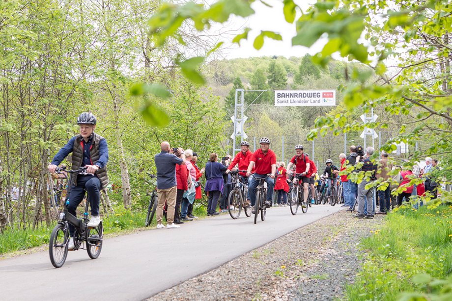 Viele Menschen fahren mit dem Fahrrad auf einem Radweg.