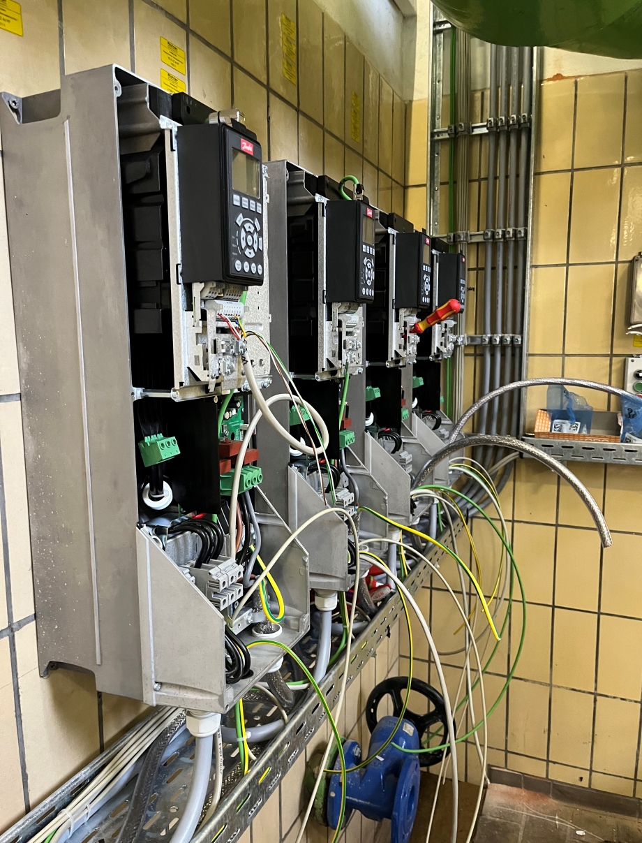 Einbau der energieeffizienten Pumpen im Wasserwerk