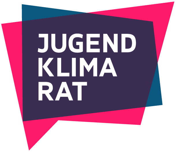 Logo des Projekts Jugendklimarat mit weißer Schrift auf farbigen geometrischen Flächen.