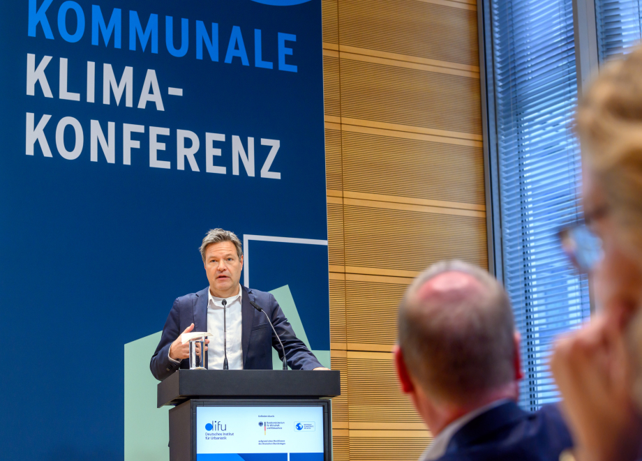 Minister Dr. Robert Habeck spricht auf der Kommunalen Klimakonferenz 2022.