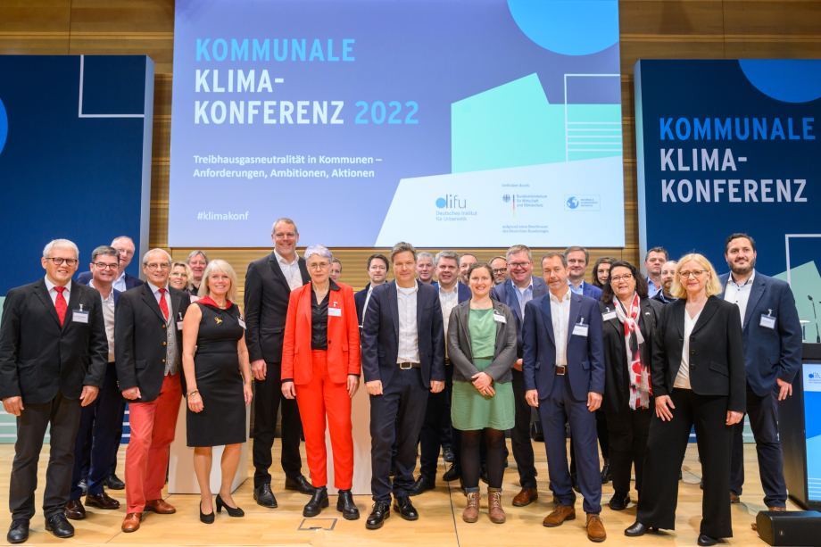 Preisträger Klimaaktive Kommune 2022 mit Bundesminister Robert Habeck