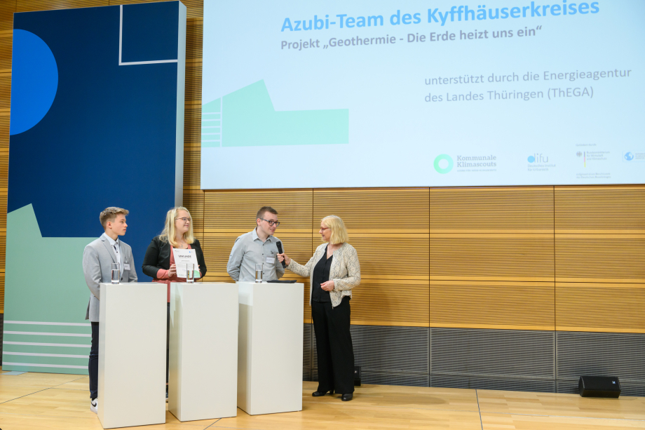 Auf der Bühne wird das Azubi-Team des Kyffhäuserkreises ausgzeichnet