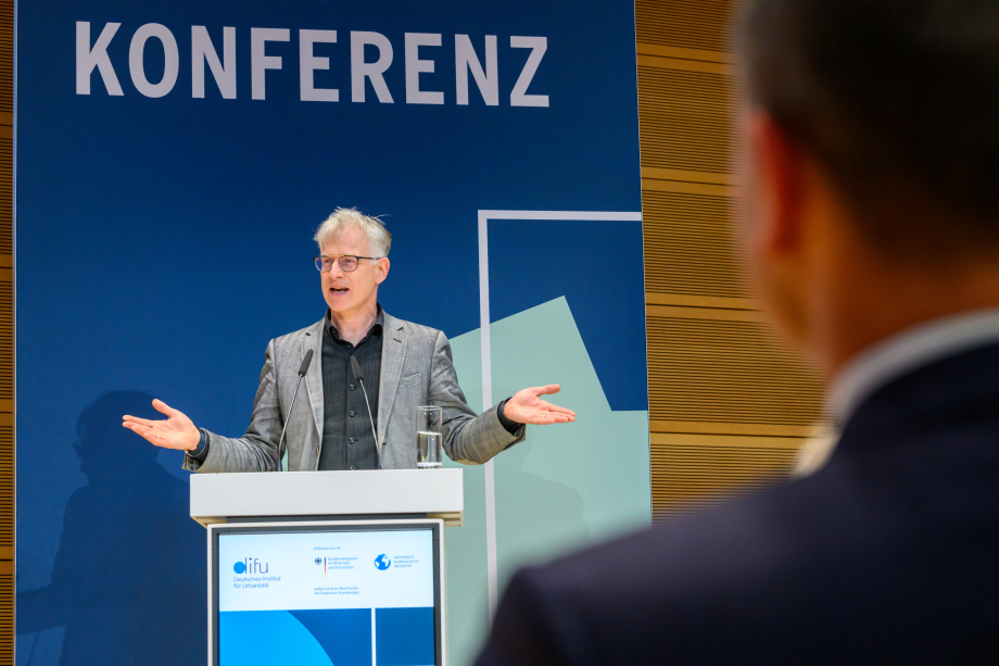 Blick auf Herrn Carel Carlowitz Mohn auf dem Podium