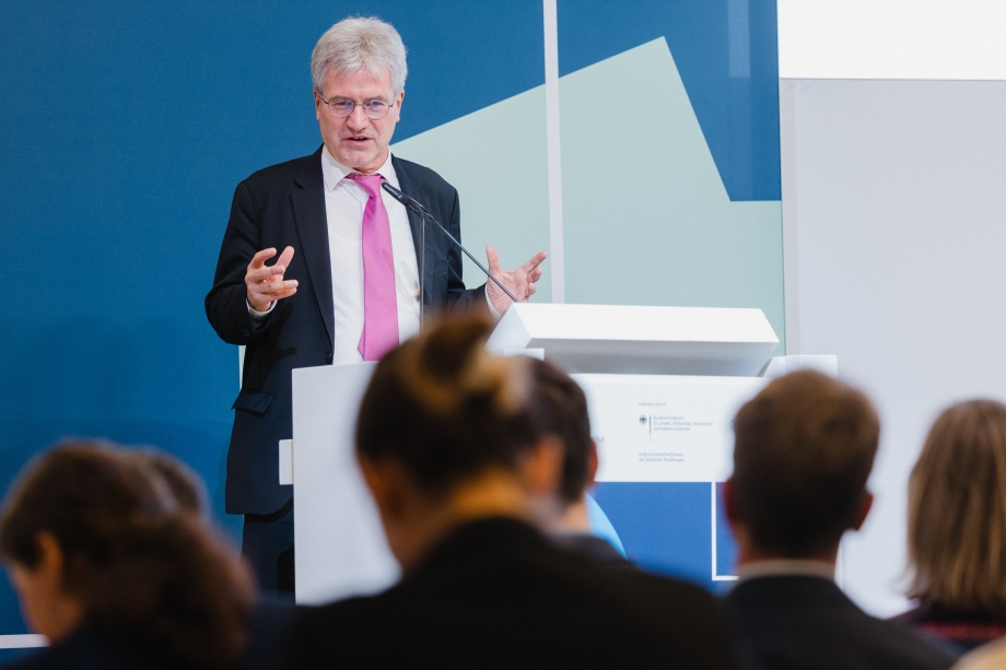 Berthold Goeke, Ministerialdirektor und Abteilungsleiter „Nationaler und europäischer Klimaschutz“ im Bundesministerium für Umwelt, Klimaschutz, Naturschutz und nukleare Sicherheit, hält die Eröffnungsrede zum Auftakt der Kommunalen Klimakonferenz 2025 in