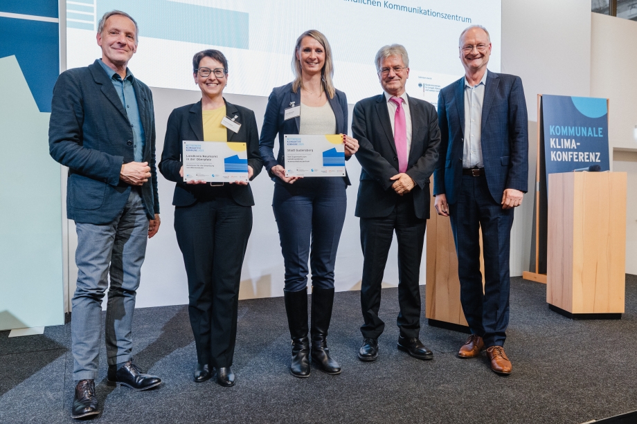 Die Preisträger in der Kategorie „Landkreise und kleine Gemeinden“: Der Landkreis Neumarkt in der Oberpfalz und die Stadt Gudensberg