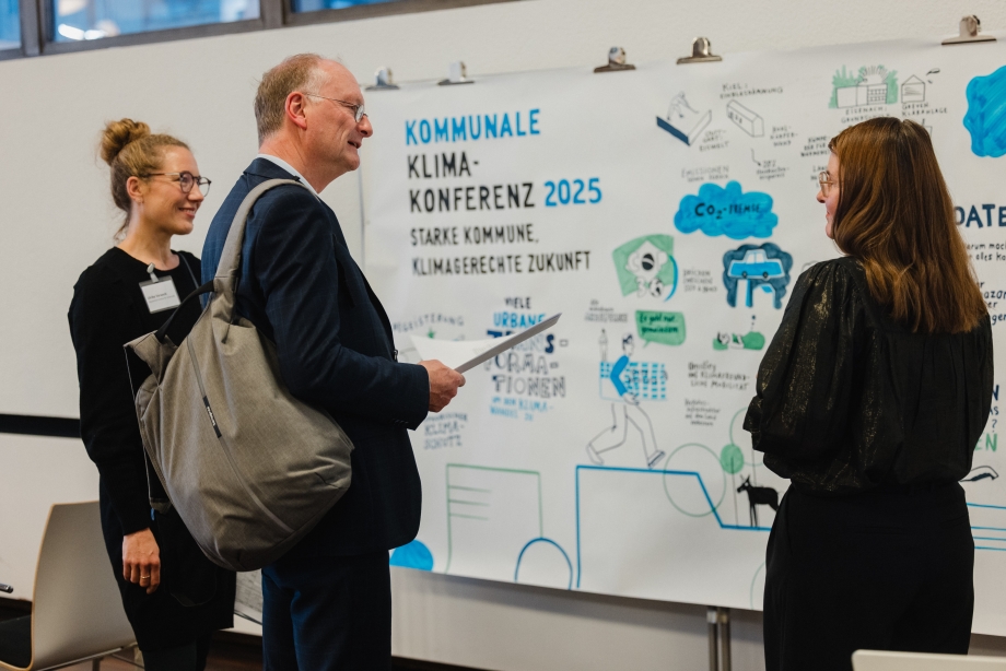 Illustratorin Anne Lehmann übersetzt die Worte auf der Kommunalen Klimakonferenz mit ihrem Graphic Recording in Bilder