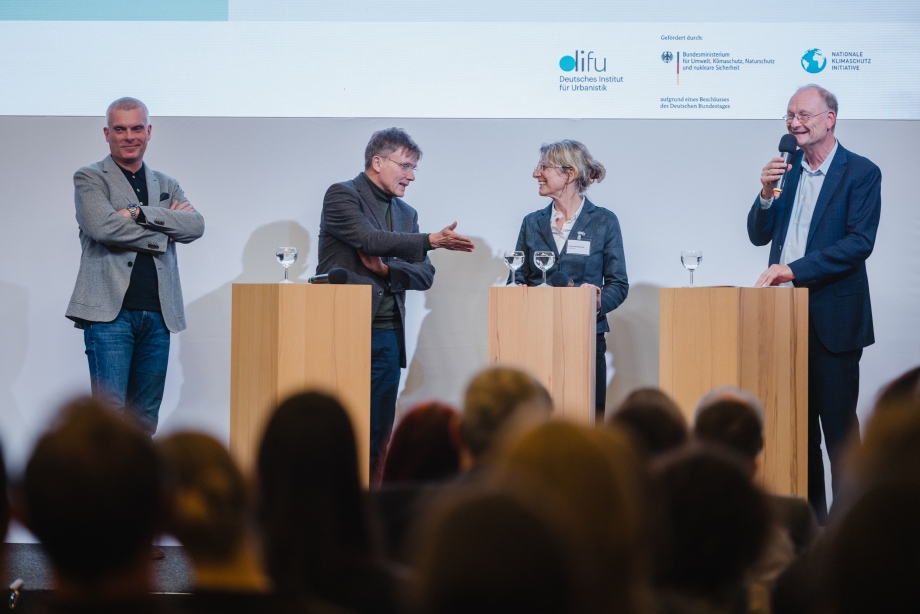 Podiumsgespräch „Klimagerecht und sozialverträglich – Kommunen im Wandel“ mit Bernd Düsterdiek vom Deutschen Städte- und Gemeindebund, Dr. Klaus Ritgen vom Deutschen Landkreistag und Tanja Kenkmann vom Öko-Institut Freiburg
