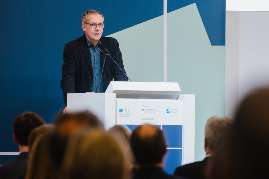 Dr. Jens Libbe, Kommissarischer Wissenschaftlicher Direktor am Deutschen Institut für Urbanistik, begrüßt zur diesjährigen Kommunalen Klimakonferenz