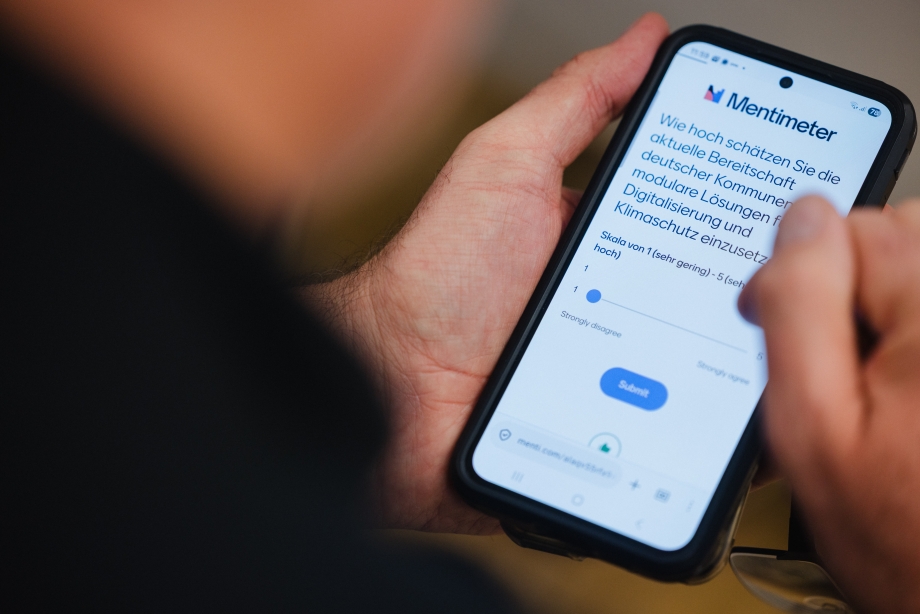 Ein Teilnehmer nimmt an der Live-Abstimmung teil