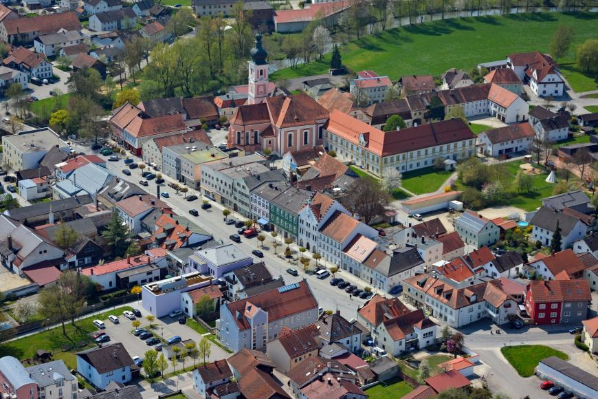 Das Bild zeigt den Markt Gangkofen aus der Vogelperspektive.