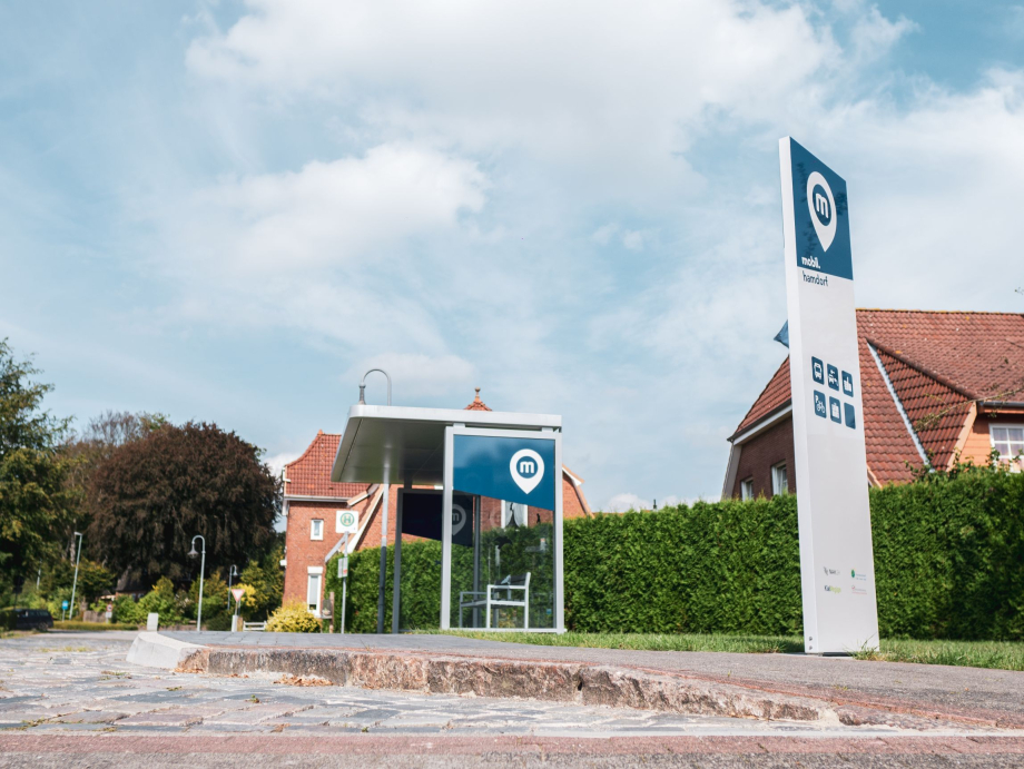 Eine Mobilitätsstation in der KielRegion and der eine überdachte Haltestelle des ÖPNV steht