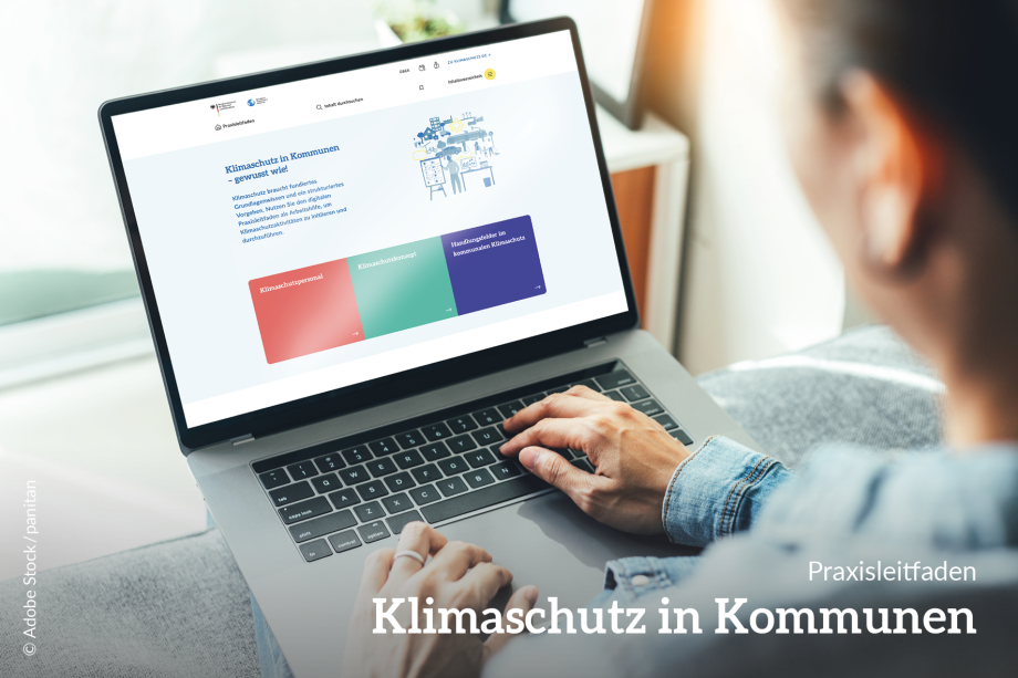 Zu sehen ist eine Person, die einen Laptop auf dem Schoß hat. Auf dem Laptopbildschirm ist die Startseite des digitalen Praxisleitfadens "Klimaschutz in Kommunen" zu sehen.