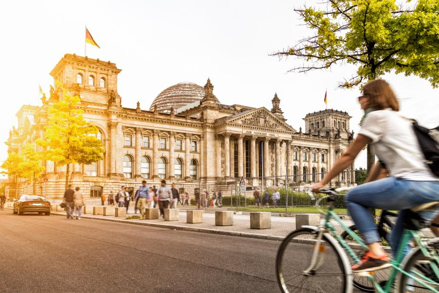 Fahrradfahrerin vor dem deutschen Bundestag