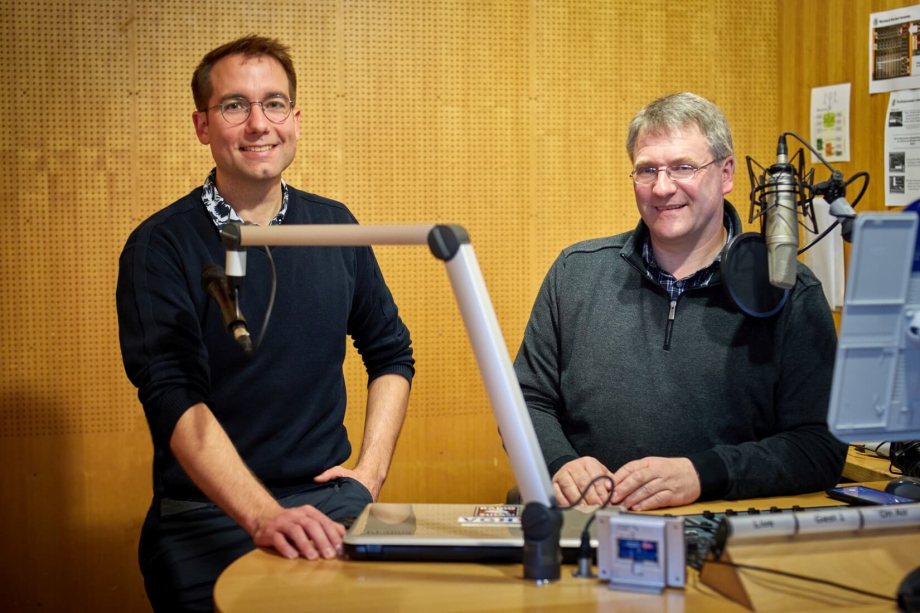 Foto von zwei Männern in einem Radiostudio