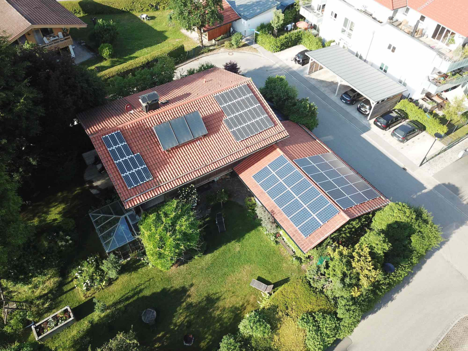 Eine Photovoltaikanlage auf einem Dach aus der Luft aufgenommen