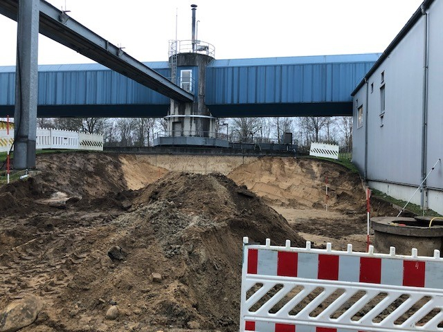 Eine abgesperrte Baustelle mit Kies 