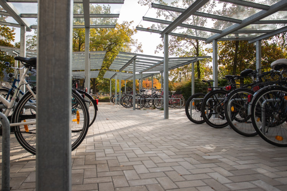 Fahrräder in einer Fahrradabstellanlage