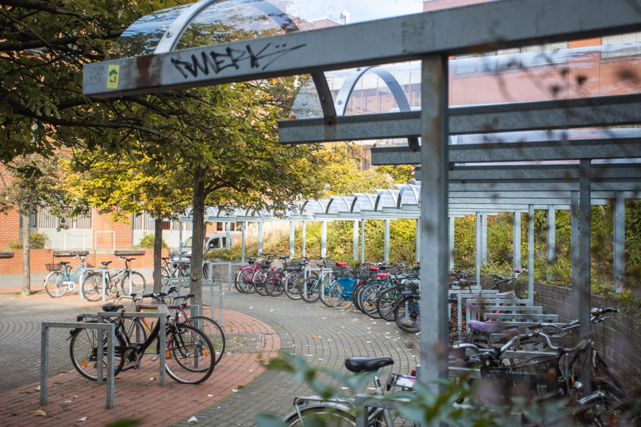 Eine gerundete Fahrradabstellanlage