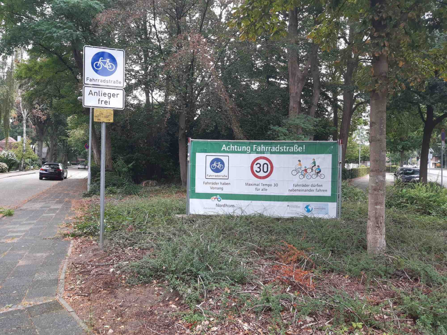 Hinweisbanner an einer Fahrradstraße in Nordhorn