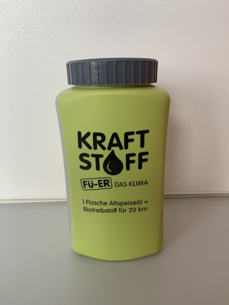 Eine Sammelflasche für Altspeiseöl