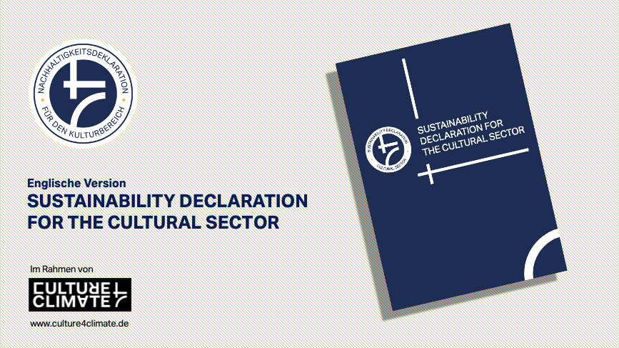 Eine Kachel mit dem Logo der Nachhaltigkeitsdeklaration für den Kulturbereich. Darunter das Logo des Projekts "Culture4Climate". Rechts daneben ein Mock-up der Nachhaltigkeitsdeklaration.