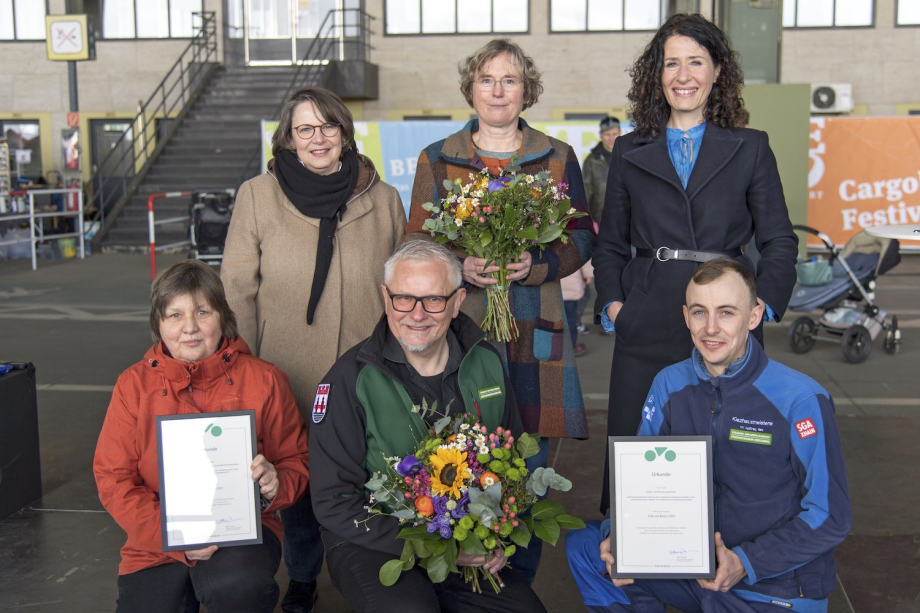 Die Preisträgerinnen und Preisträger des Engagementpreises Fahrrad Berlin 2022 mit Senatorin Bettina Jarasch