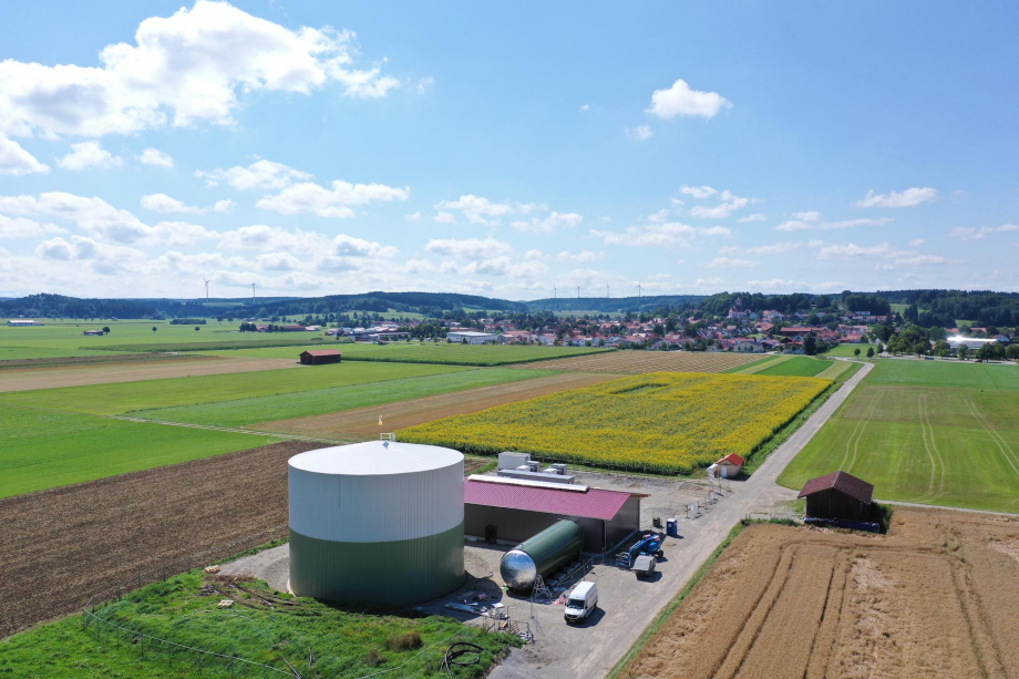 Ein Wärmetopf und ein Pendelspeicher in der Gemeinde Fuchstal aus der Luft betrachtet