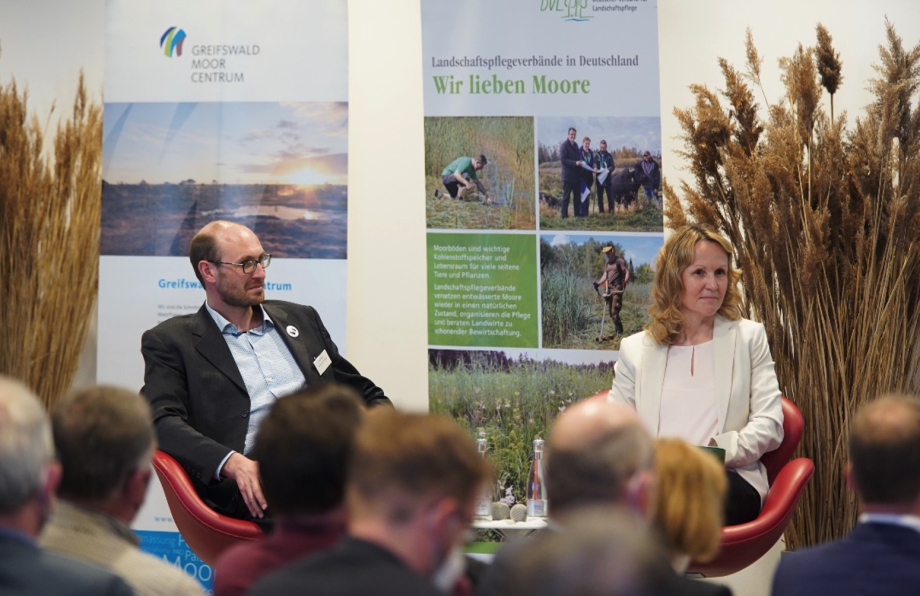 Jan Peters von der Succow Stiftung und Bundesumweltministerin Steffi Lemke bei der MoKli-Abschlusskonferenz auf dem Podium