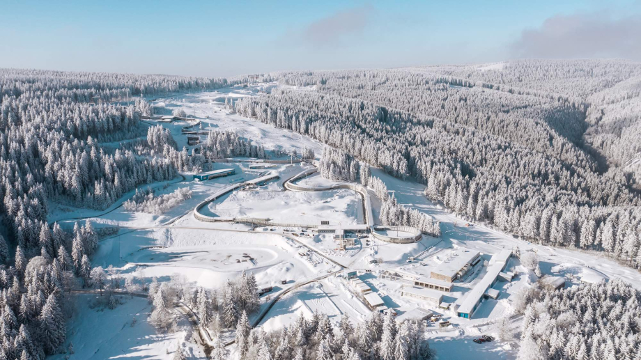 Das Thüringer Wintersportzentrum Oberhof aus der Luft betrachtet