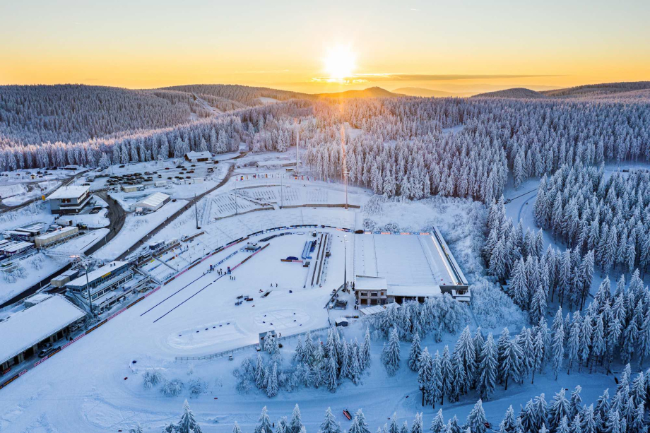 Das Thüringer Wintersportzentrum Oberhof aus der Luft betrachtet