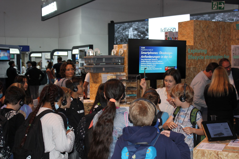 Schüler*innen auf der Messe IFA